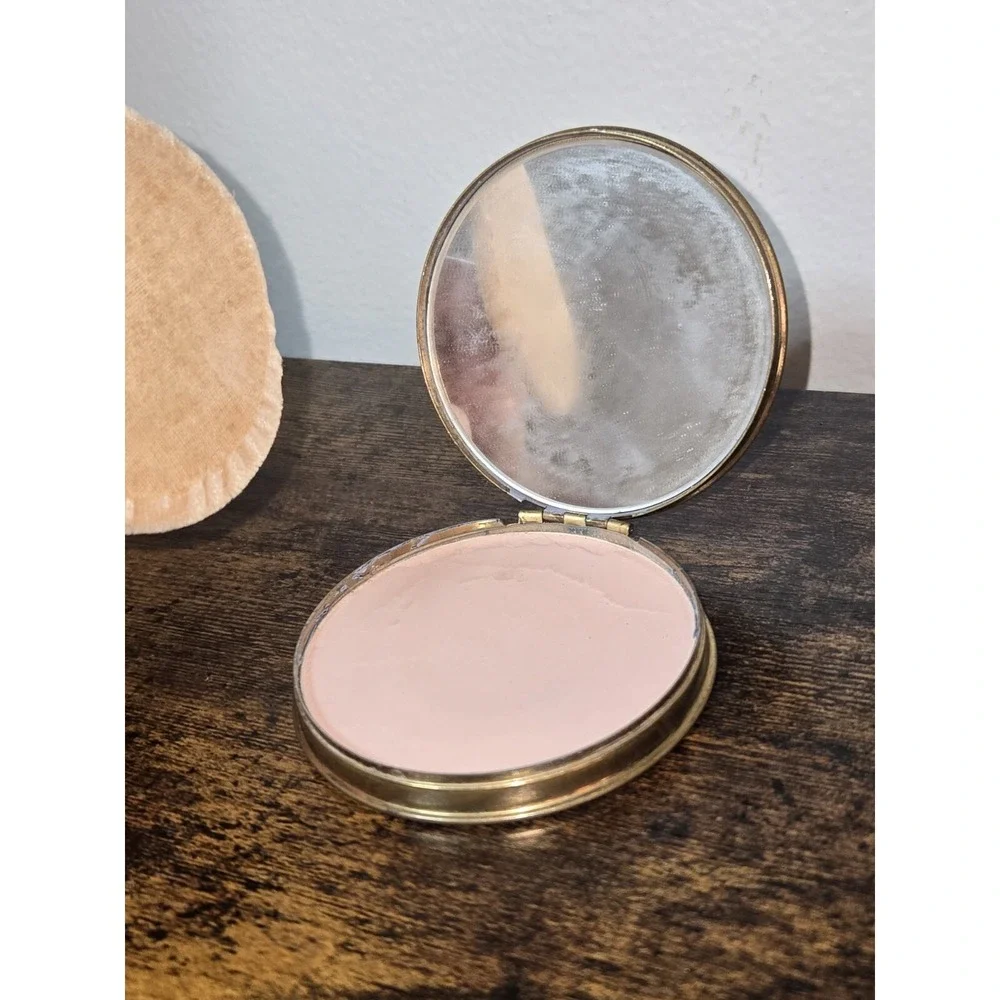 Revlon Vintage‎ R Crest Love-Pat Creamy Ivory Compact